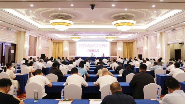 近日，甘肃省律师行业党委举办深入贯彻中央八项规定精神学习教育暨党组织书记示范培训班。市州律师行业党委书记，省律师协会直属分会党总支书记，兰州新区律协党支部书记及部分律所党组织书记参加本次培训。培训班深