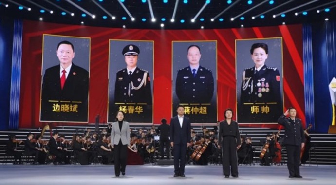 12月4日晚，中央依法治国办、司法部、全国普法办和中央广播电视总台共同主办的“宪法的精神 法治的力量——2025年度法治人物”宣传活动专题节目在央视播出，揭晓了10位“2025年度法治人物”和4位“致敬英雄”人物。