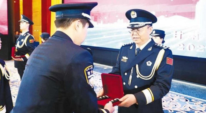 2025年，省司法厅认真贯彻党的二十大和二十届历次全会精神，深入践行习近平法治思想，全面落实习近平总书记视察甘肃重要讲话重要指示精神，以主动创安主动创稳为主线，以“攻坚克难，全面一流”为目标，扎实履行“一个统抓、五大职能”，认真落实省委、省政府与司法部共同确定的七项重点任务，推动各项工作多点开花、整体突破、全面进步，总体迈入全国第一方阵，“全面一流”目标得以实现，为谱写中国式现代化甘肃篇章筑牢法治根基。