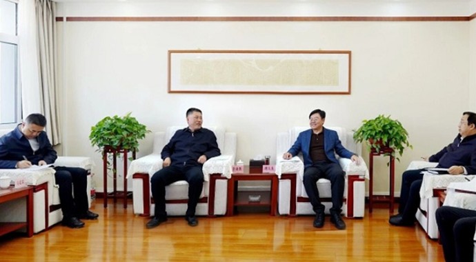 3月6日，省委依法治省办副主任、省司法厅党委书记、厅长谢又生与临夏州委书记、州委全面依法治州委员会主任李海默在兰举行工作会谈。双方围绕全面学习贯彻党的二十届四中全会精神和习近平总书记视察甘肃重要讲话重要指示精神，深入践行习近平法治思想，推进临夏依法治州和司法行政工作，以高质量法治服务保障高质量发展等工作进行深入沟通交流。