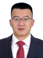 张伟博，男，1978年4月出生，汉族，本科，三级律师，中共党员。现任甘肃润昇律师事务所主任，政协白银市第八届委员会委员，白银市律师协会副会长。曾获甘肃省优秀青年律师、白银市优秀律师等荣誉。1999年9
