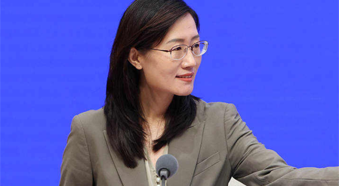 国务院新闻办新闻局副局长、新闻发言人 贾惠丽：女士们、先生们，大家下午好！欢迎出席国务院新闻办新闻发布会。近日，中共中央、国务院转发了《中央宣传部、司法部关于开展法治宣传教育的第九个五年规划（2026-2030年）》。为了帮助大家更好地了解有关情况，今天我们邀请到司法部副部长胡卫列先生，全国人大常委会委员、全国人大监察司法委委员鲜铁可先生，司法部普法与依法治理局局长徐运凯先生，国家网信办网络法治局局长晁宝栋先生，共青团中央维护青少年权益部部长汤杰先生。请他们为大家介绍贯彻实施法治宣传教育“九五”规划有关情